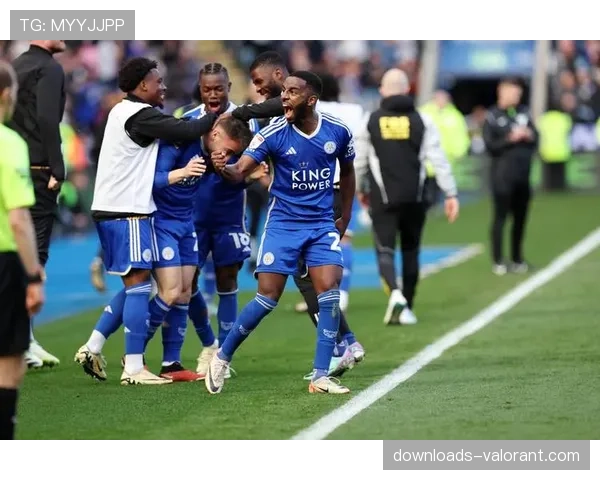 现场:莱斯特城球员在角球防守中成功造越位,VAR复核维持原判